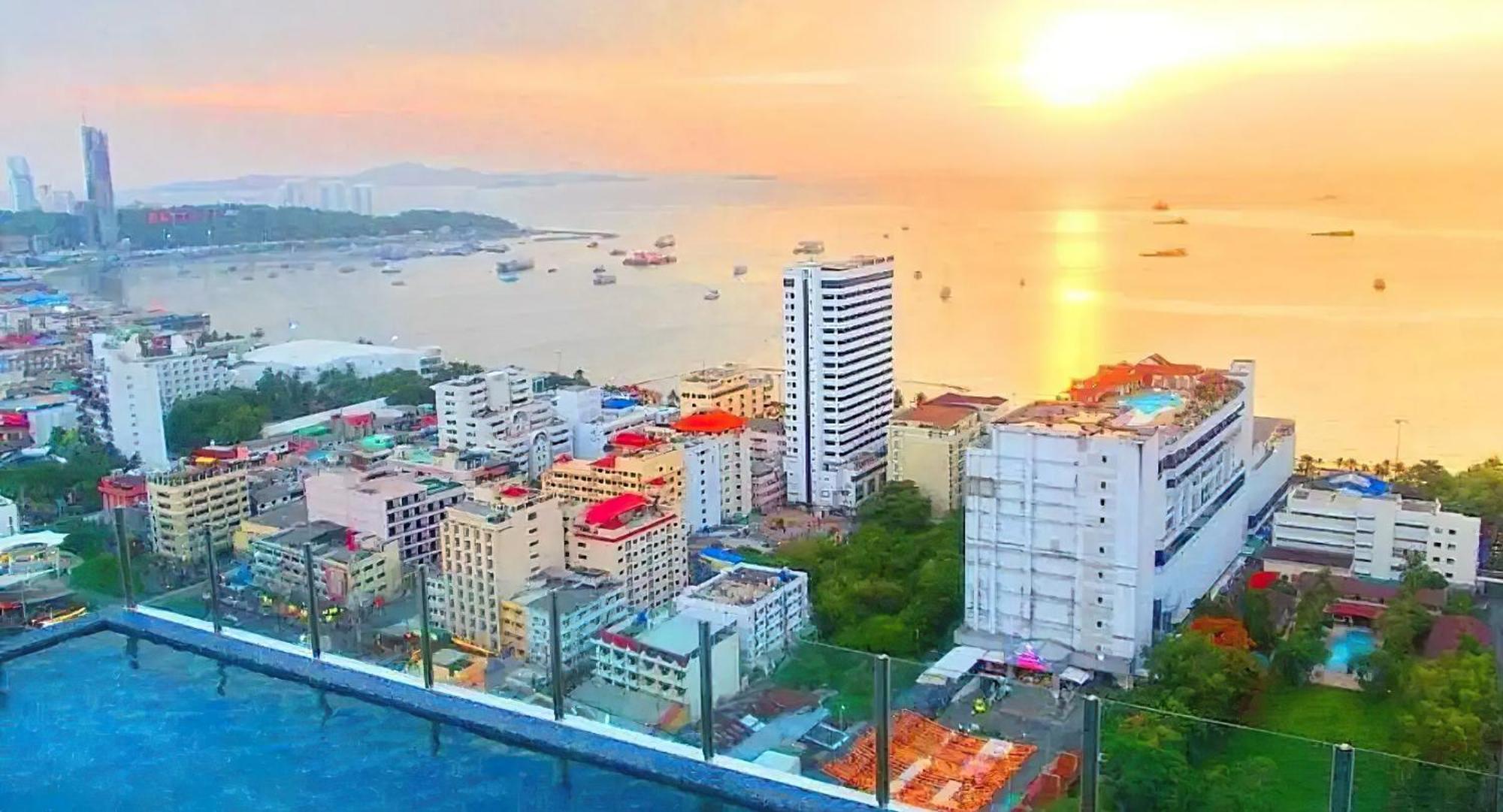 Pattaya, Sky Pool And Next To The Appartement Pattaya