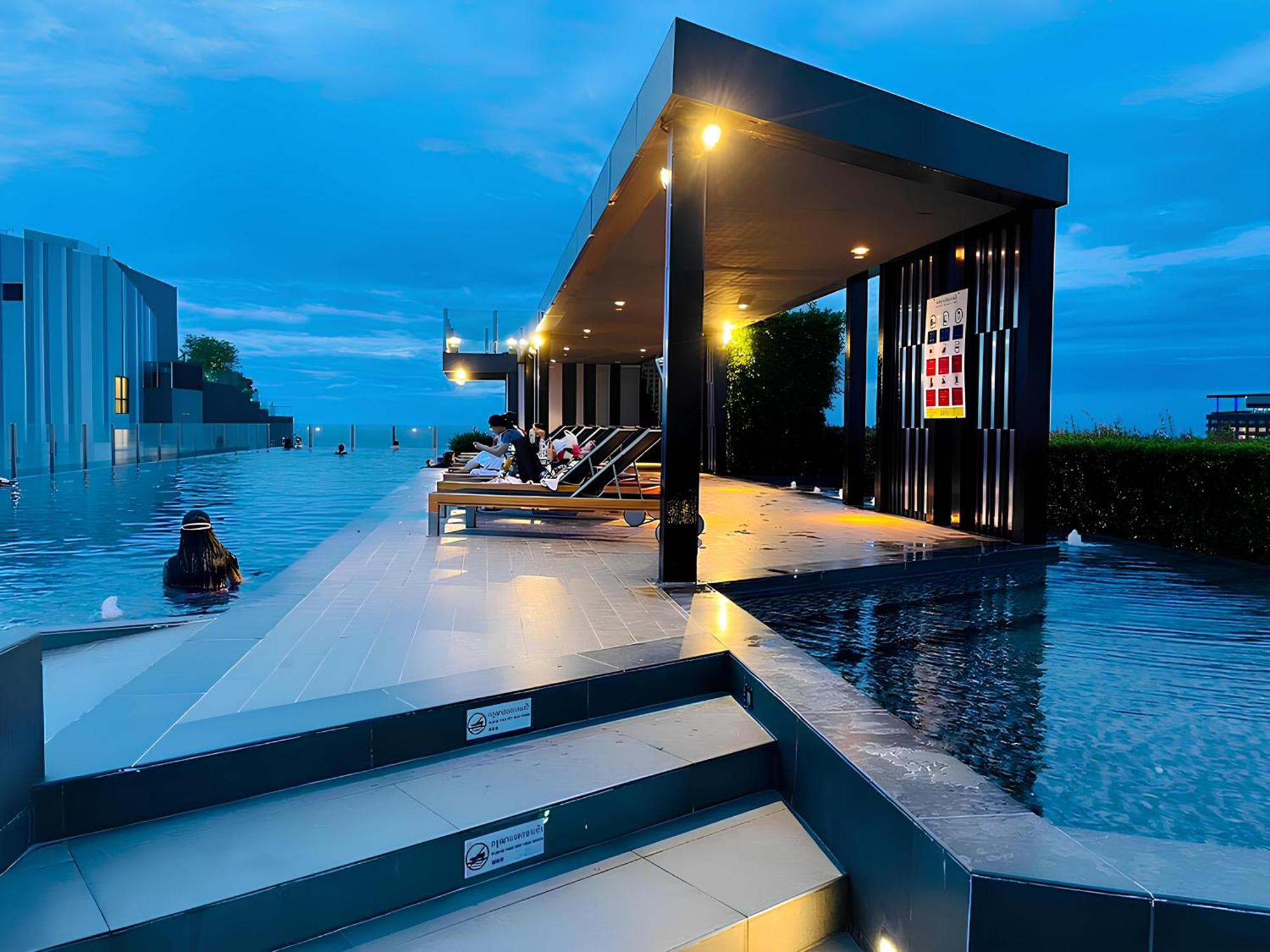 Pattaya, Sky Pool And Next To The Appartement Pattaya